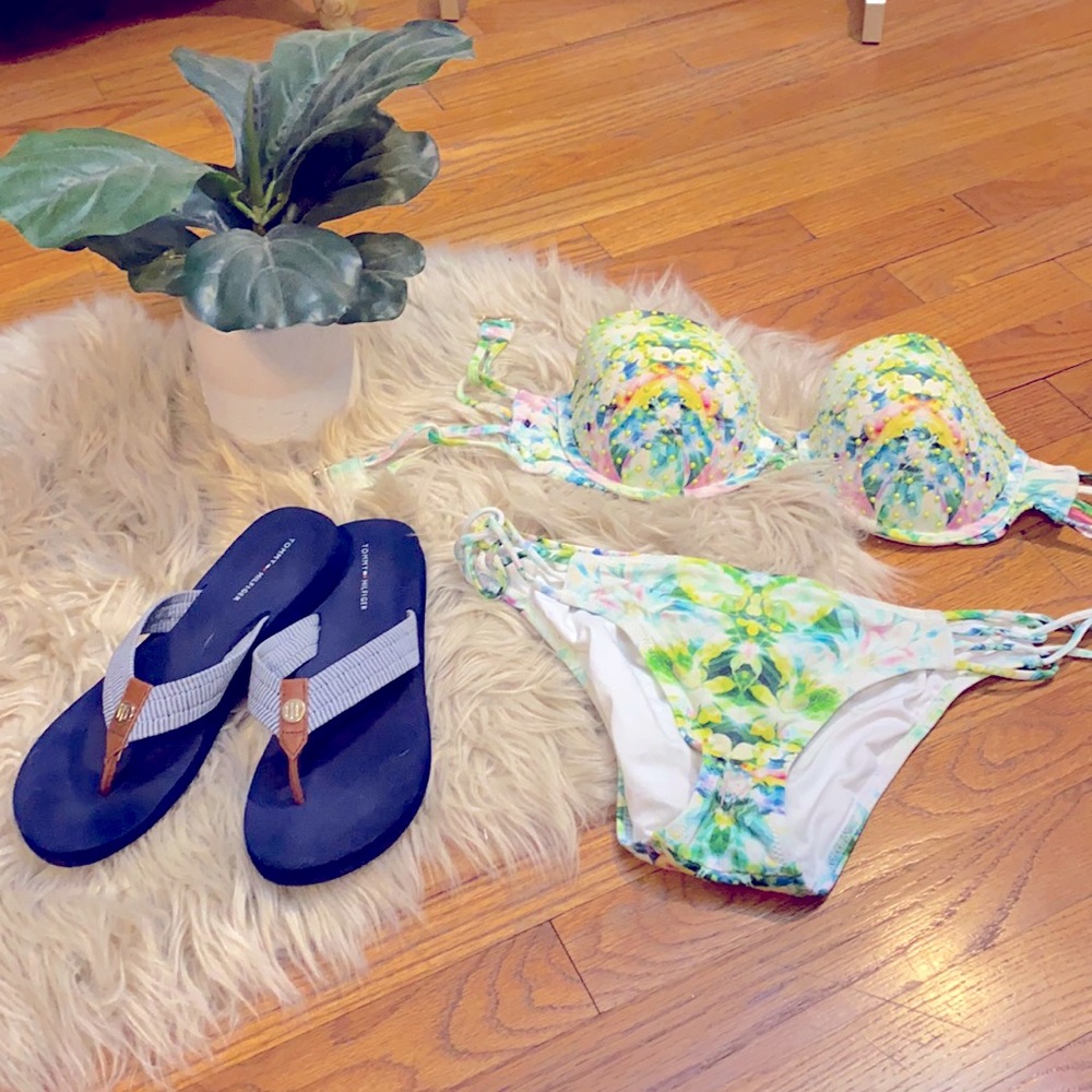 Victoria’s Secret swimwear bikini top size large